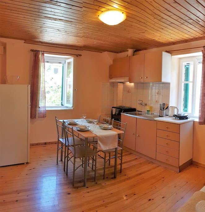 Apartment Karydia 4 Pers Lazaráta